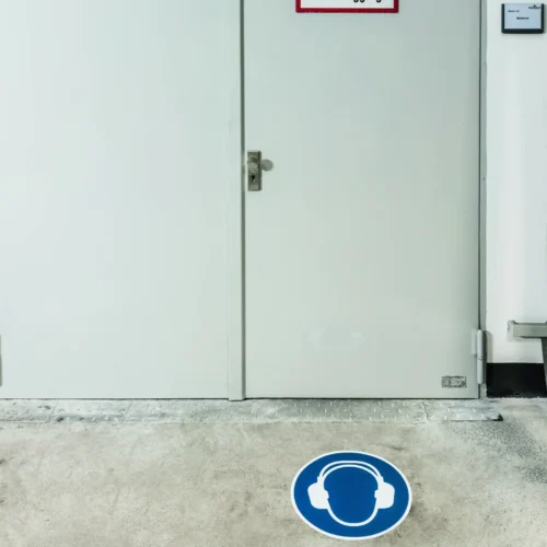 Use ear protection’ Ø430mm self-ad.